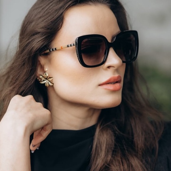 Burberry Sunglasses, New 235 - Picture 10 of 11